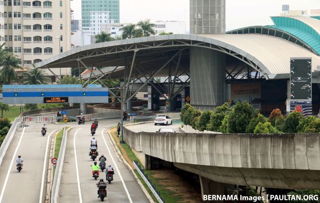 People working in Singapore accused of hogging parking bays in JB – Kim Teng Park residents cry foul