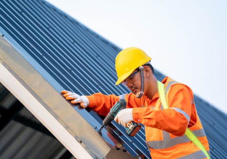 How to Hire a Metal Roof Repair Expert in Montreal