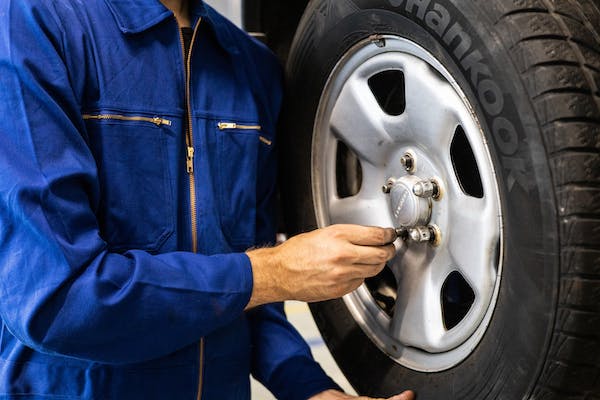 Tyre Assistance on-the-Spot: Dial Out Tires in Farnborough