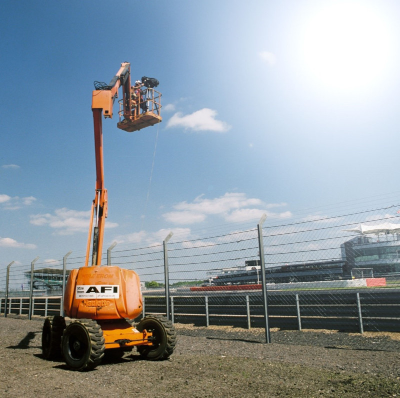 How to Choose the Right Cherry Picker for Hire in London